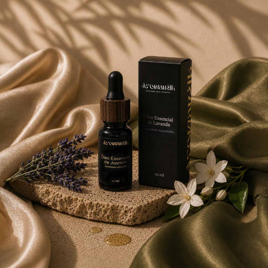 Óleo essencial de Lavanda Aromantik 10 ml com flores de jasmim sobre seda Verde-oliva e Champanhe