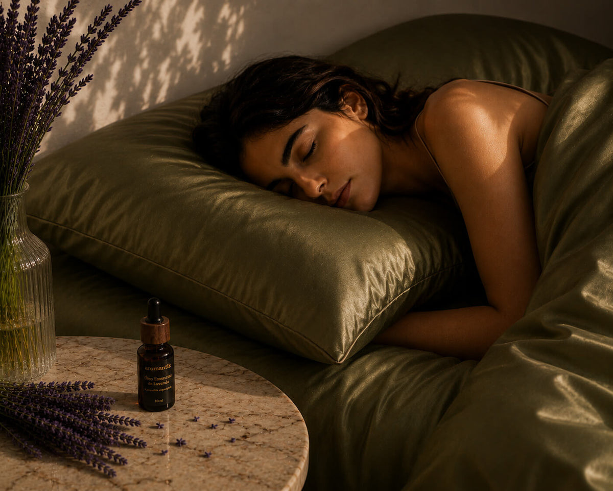 Mulher a dormir sobre fronha de seda Mulberry com óleo essencial de lavanda Aromantik