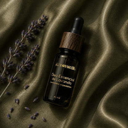 Óleo essencial de Lavanda Aromantik 10 ml em frasco de vidro preto transparente sobre seda Verde-oliva