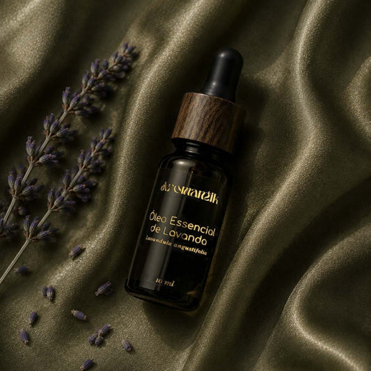 Óleo essencial de Lavanda Aromantik 10 ml em frasco de vidro preto transparente sobre seda Verde-oliva