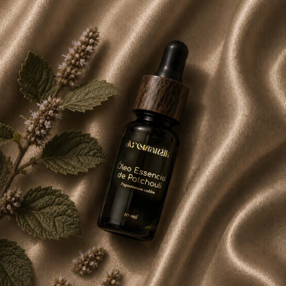 Óleo essencial de Patchouli Aromantik 10 ml em frasco de vidro preto transparente